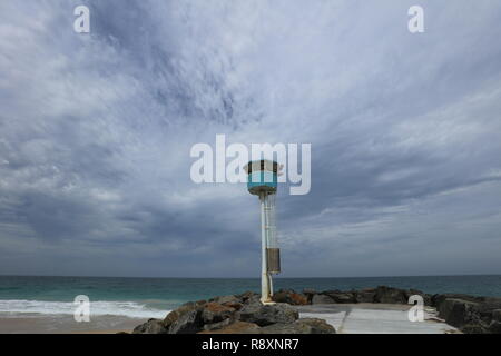 Tour de patrouille sur le sud de l'épi rocheux de City Beach, Perth, Australie de l'Ouest, d'assurer la sécurité des gens sur cette plage en face de l'Océan Indien. Banque D'Images