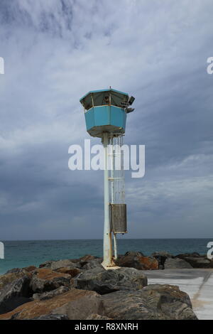 Tour de patrouille sur le sud de l'épi rocheux de City Beach, Perth, Australie de l'Ouest, d'assurer la sécurité des gens sur cette plage en face de l'Océan Indien. Banque D'Images