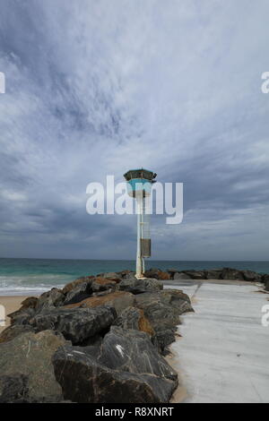 Tour de patrouille sur le sud de l'épi rocheux de City Beach, Perth, Australie de l'Ouest, d'assurer la sécurité des gens sur cette plage en face de l'Océan Indien. Banque D'Images