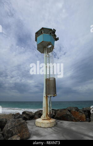 Tour de patrouille sur le sud de l'épi rocheux de City Beach, Perth, Australie de l'Ouest, d'assurer la sécurité des gens sur cette plage en face de l'Océan Indien. Banque D'Images