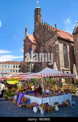 Les femmes (de l'église Frauenkirche:allemand) au marché principal, vieille ville, Nuremberg, Bavière, Allemagne, Europe Banque D'Images