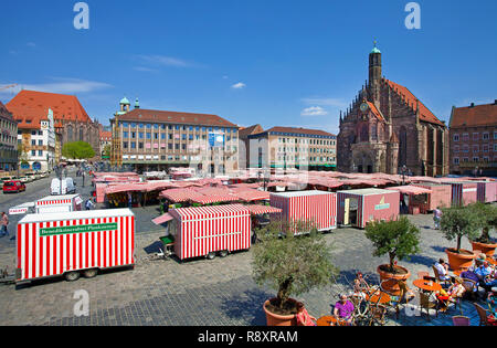 Marché principal, derrière l'église Notre Dame, vieille ville, Nuremberg, Franconia, Bavaria, Germany, Europe Banque D'Images