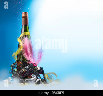 Masque argent brillant avec verre de vin et en ruban d'or célébration. Isolé sur partie et maison de concept. Banque D'Images