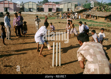 Les enfants indiens à jouer au cricket inde Banque D'Images