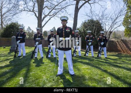 Les membres du Marine Corps Base Quantico peloton de cérémonie détails carabine stand au reste de la parade au cours de la cérémonie de dépôt de gerbes de Madison annuel à la maison de la 4e président des États-Unis, James Madison, dans la région de Montpelier, Orange, en Virginie, le 16 mars 2017. Cet événement a eu lieu en commémoration de la 266e anniversaire de la date de naissance de Madison, et a également été décrété comme la Journée de reconnaissance de la James Madison pour le Commonwealth de Virginie. Banque D'Images