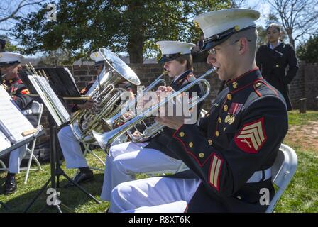 Le sergent du Corps des Marines des États-Unis. Kyle W. Schlick, musicien, Administration centrale et Service Battalion, effectue au cours de la cérémonie de dépôt de gerbes de Madison annuel à la dernière demeure de la 4e président des États-Unis, James Madison, à son domicile à Montpellier, Orange, en Virginie, le 16 mars 2017. Cet événement a eu lieu en commémoration de la 266e anniversaire de la date de naissance de Madison, et a également été décrété comme la Journée de reconnaissance de la James Madison pour le Commonwealth de Virginie. Banque D'Images