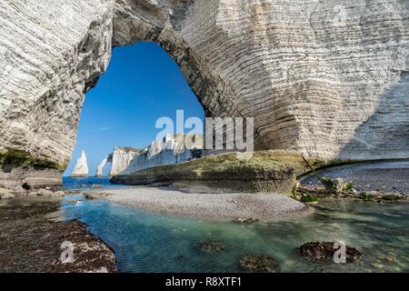 France, Seine Maritime, la Côte d'albatre, Etretat, la falaise, arche et l'aiguille Banque D'Images