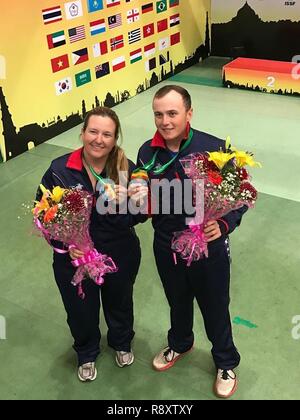 NEW DELHI- Sgt. Hayden Stewart, à partir de la Colombie-Britannique, au Tennessee, montre sa médaille d'or qu'il a gagné avec 6 fois médaillée olympique, Kim Rhode, à la Fédération Internationale de Tir Sportif 2017 Coupe du monde à l'Inde. Ils ont concouru dans la nouvelle équipe skeet mixte cas mis à l'essai à ce match de coupe du monde que possible événement à inclure dans les prochains Jeux Olympiques de Tokyo en 2020. Banque D'Images