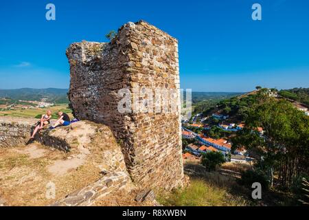 Le Portugal, l'Algarve, région au sud-ouest Alentejano et Costa Vicentina Parc Naturel, Aljezur sur le sentier de randonnée Rota Vicentina (Gr 11), ruines du château construit au 10ème siècle sous l'occupation musulmane Banque D'Images