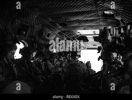 Bérets verts du 10e Groupe des forces spéciales (Airborne) s'asseoir à l'intérieur d'un hélicoptère CH-47 Chinook dans le cadre d'un exercice de formation, 1 mars 2017 à Nellis Air Force Base, au Nevada. La formation intègre les armes de l'US Air Force et de l'école mixte inclus la formation par scénarios, que des experts et des dirigeants tactique améliorée avec une expérience réelle dans le domaine des armes et tactiques. Banque D'Images