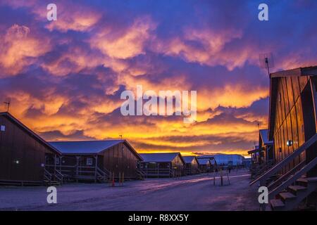 Un coucher de soleil après une tempête hivernale peint le ciel de Camp Bondsteel, au Kosovo, dans un mélange de couleurs, 1 février. Les soldats de l'armée américaine, attribué à Group-East bataille multinationales, ont été déployés en appui de la Force de paix au Kosovo mission depuis octobre 2016. Banque D'Images