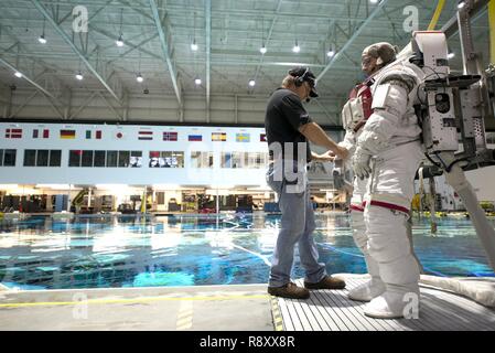 Mark Vande Hei, un colonel à la retraite, se prépare à former à l'intérieur du laboratoire de flottabilité neutre de la NASA piscine près de Johnson Space Center à Houston, 1 mars 2017. La piscine est l'un des plus grands du monde à 202 pieds de long et 40 pieds de profondeur, et est assez grand pour contenir une réplique de la Station spatiale internationale. Vêtu d'un scaphandre spécialisée qui recrée la microgravité, les astronautes flottent autour de la maquette de la gare à la pratique des tâches qu'ils peuvent avoir à faire dans le cadre d'une sortie extravéhiculaire. Banque D'Images