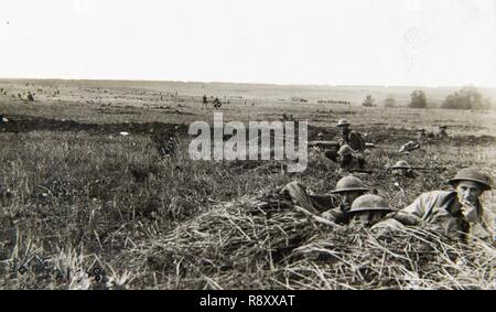 Les troupes de la 64e Brigade d'infanterie, 32e division, tandis que l'avancement à l'appui de la première ligne. Près de Romagne-Sous-Montfaucon, Meuse, France. Banque D'Images