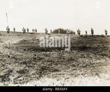 Les troupes de la 64e Brigade d'infanterie, 32e division, tandis que l'avancement à l'appui de la première ligne. Près de Romagne-Sous-Montfaucon, Meuse, France. Banque D'Images