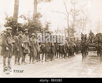 Les troupes de la 64e Brigade d'infanterie, 32e division, tandis que l'avancement à l'appui de la première ligne. Près de Romagne-Sous-Montfaucon, Meuse, France. Banque D'Images