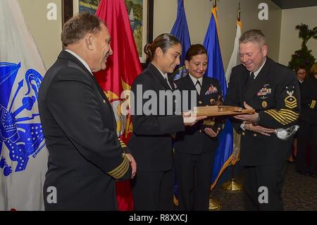 PORTSMOUTH (Virginie (déc. 6, 2018) 1ère classe Corpsman Hôpital Karla Quintero (centre gauche), de l'environnement de la Marine et de l'unité de médecine préventive, cinq est attribué à l'est médecine Marine's (NME) marin régional ou l'année. NME est l'un des deux commandements régionaux qui gèrent la médecine Marine's global health care network en supervisant la prestation de services médicaux, dentaires, et d'autres services de soins de santé à environ un million de patients dans près de 100 installations. Banque D'Images