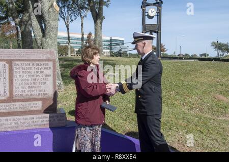 PENSACOLA, Floride -- Mme Jacqueline Hoffman, la nièce de l'ens de la Garde côtière des États-Unis. David A. Hoffman qui a été tué à bord-côte de la Garde côtière canadienne (CCG) Tampa le 26 septembre 1918, à titre posthume, accepte la Purple Heart .de Centre de soutien opérationnel de la Marine (CNTO) commandant le Cmdr. Jeff Hodges au cours d'une cérémonie à Veteran's Memorial Park de Pensacola, Floride, 7 décembre. Hoffman était à bord le USCGC Tampa lorsqu'il a été frappé par une torpille allemande près de la fin de la Première Guerre mondiale, tuant tous à bord. Banque D'Images