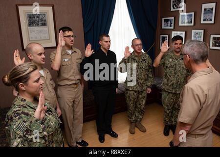 WASHINGTON (déc. 6, 2018) Le capitaine Ken Collins, commandant de l'US Navy Band, droit, préside une cérémonie de ré-enrôlement, de gauche à droite, 1ère classe musiciens Adrienne Moore, Kyle Augustine, chef Anthony Halloin, Musicien 1ère classe François Dubois, chef et musiciens Senor Trent Turner et Michael Belinkie dans la voilerie sur le chantier naval historique de Washington. Banque D'Images