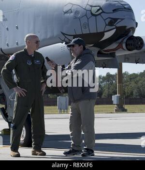 Le lieutenant-colonel Joshua "Deuce" Waggoner, commandant de la 163e Escadron de chasse de Fort Wayne, Ind. parle de Tampa Bay Times reporter Howard Altman lors de l'opération Guardian Blitz, le 6 décembre 2018, à la base aérienne MacDill, Floride Waggoner, anciennement de la Garde nationale aérienne de l'Arizona à Tucson, a été commandant de la 163e FS depuis le 7 janvier 2017. Banque D'Images