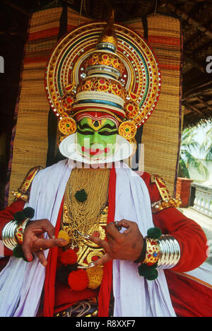 Sivrajan K. effectuant de danse Kathakali, danse classique, Kerala, Inde, M. NO 306 Banque D'Images