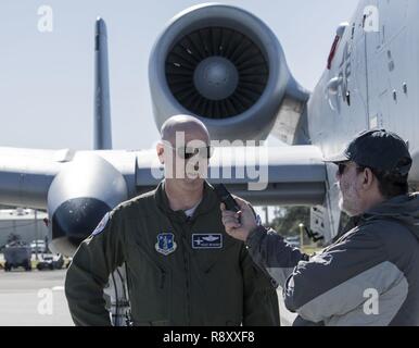 Le lieutenant-colonel Joshua "Deuce" Waggoner, commandant de la 163e Escadron de chasse de Fort Wayne, Ind. parle avec Tampa Bay Times reporter Howard Altman lors de l'opération Guardian Blitz, le 6 décembre 2018, à la base aérienne MacDill, Floride Wagoner a été enrôlé dans la Garde nationale aérienne de l'Arizona avant d'être mise en service en mai 2000 en tant que membre de l'Indiana ANG. Banque D'Images