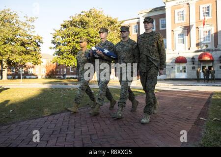 Les Marines américains avec la 2e Division de marines color guard aller de l'avant pour commencer le matin, Couleurs et cérémonie de remise des prix le Camp Lejeune, en Caroline du Nord, le 6 décembre 2018. La cérémonie est effectuée une fois par trimestre à l'honneur des couleurs ainsi que reconnaître des Marines et marins pour leurs réalisations tout en servant. Banque D'Images