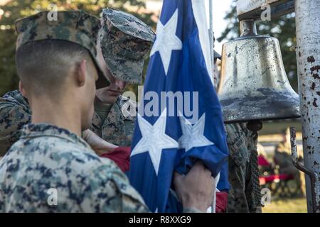 Les Marines américains avec la 2e Division de marines color guard déploie le drapeau américain lors d'un matin de couleurs et cérémonie de remise des prix le Camp Lejeune, en Caroline du Nord, le 6 décembre 2018. La cérémonie est effectuée une fois par trimestre à l'honneur des couleurs ainsi que reconnaître des Marines et marins pour leurs réalisations tout en servant. Banque D'Images