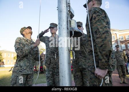 Les Marines américains avec la 2e Division de marines color guard lever le drapeau américain lors d'un matin de couleurs et cérémonie de remise des prix le Camp Lejeune, en Caroline du Nord, le 6 décembre 2018. La cérémonie est effectuée une fois par trimestre à l'honneur des couleurs ainsi que reconnaître des Marines et marins pour leurs réalisations tout en servant. Banque D'Images