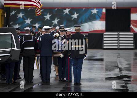 Les membres des services à la garde d'honneur des Forces conjointes de transporter le cercueil de l'ancien président américain George H. W. Bush pour un enterrement voiture pendant une cérémonie de départ à l'Union Pacific Auto Westfield, printemps, Texas, le 6 décembre 2018. La voiture funéraire a été tiré par la locomotive 4141 et mis George HW Bush reste vers sa dernière demeure. Près de 4 000 militaires et civils de partout dans toutes les branches des forces armées américaines, y compris les réserves et les composants de la Garde nationale, à condition que l'appui de cérémonie lors de funérailles d'état de George H. W. Bush, le 41e président des États-Unis Banque D'Images