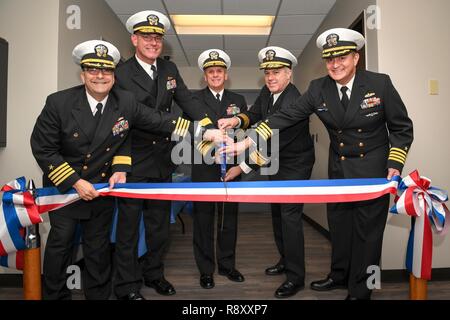 La base navale de SAN DIEGO - Vice-amiral. Brun riche, Commandant, Naval Surface active de la Flotte du Pacifique des États-Unis, centre, les jointures, de gauche à droite, le Capitaine Frank X. Castellano, Commandant, Centre pour les systèmes de combat de surface, arrière Adm. David A. Welch, commandant, et de Combat Naval Surface Mine Centre de développement de l'arrière, Adm. Ronald A. Boxall, Directeur, Surface Warfare (N96), le capitaine Samuel E. Pennington, Directeur du Programme de formation de Surface (PMS 339), au cours de l'air intégré de l'entraîneur et de missiles (CIAT) Cérémonie d'ouverture le 6 décembre. CIAT est un état de l'art formateur qui crée une culture d'excellence wit Banque D'Images