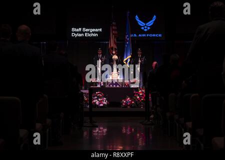 Les membres d'une base aérienne américaine de l'équipe de la garde d'honneur présente les couleurs pendant un service commémoratif à Moon Township, Michigan, le 6 décembre 2018. Des centaines de famille, amis et collègues se sont réunis pour se souvenir Le sergent de l'US Air Force. Dylan Elchin. Elchin a été tué aux côtés de deux membres des Forces spéciales de l'armée américaine lorsque leur véhicule a heurté un engin explosif improvisé dans la province de Ghazni, Afghanistan, le 27 novembre. Banque D'Images