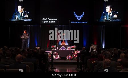 U.S. Air Force Le Colonel Claude Tudor, Jr., commandant de la 24e Escadre d'opérations spéciales, donne la parole durant un service commémoratif à Moon Township, Michigan, le 6 décembre 2018. Elchin, un contrôleur spécial combat tactique avec le 26e Escadron tactique spéciale, a été tué aux côtés de deux membres des Forces spéciales de l'armée américaine lorsque leur véhicule a heurté un engin explosif improvisé dans la province de Ghazni, Afghanistan, le 27 novembre. Banque D'Images