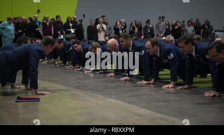 Aviateurs et membres de la famille effectuer pushups commémoratif en l'honneur de l'US Air Force Staff Sgt. Dylan Elchin, un contrôleur de combat tactiques spéciales avec la 26e Special Tactics Squadron, au cours d'un service commémoratif à Moon Township, Michigan, le 6 décembre 2018. Elchin a été tué aux côtés de deux membres des Forces spéciales de l'armée américaine lorsque leur véhicule a heurté un engin explosif improvisé dans la province de Ghazni, Afghanistan, le 27 novembre. Banque D'Images