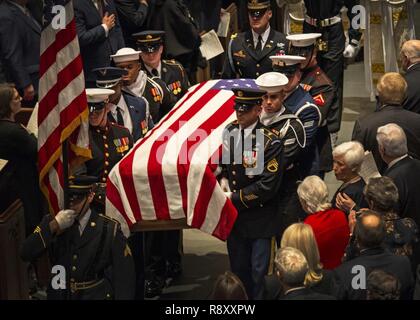 Les membres en service de garde d'honneur de la cérémonie le cercueil de transport George H. W. Bush, 41e président des États-Unis, du sanctuaire à l'église Saint Martin à Houston, le 6 décembre 2018. Près de 4 000 militaires et civils de partout dans toutes les branches des forces armées américaines, y compris les réserves et les composants de la Garde nationale, à condition que l'appui de cérémonie lors des funérailles. Banque D'Images