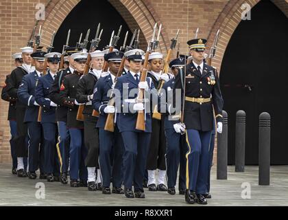 Les membres en service de garde d'honneur de la cérémonie à l'extérieur de mars de Saint Martin's Episcopal Church à Houston, le 6 décembre 2018, au cours de l'enterrement de George H. W. Bush, 41e président des États-Unis. Près de 4 000 militaires et civils de partout dans toutes les branches des forces armées américaines, y compris les réserves et les composants de la Garde nationale, à condition que l'appui de cérémonie lors des funérailles. Banque D'Images