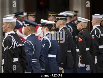 Les membres de stand à l'attention durant le cercueil de transport George H. W. Bush, 41e président des États-Unis, le 6 décembre 2018 à St Martin's Episcopal Church, à Houston. Près de 4 000 militaires et civils de partout dans toutes les branches des forces armées américaines, y compris les réserves et les composants de la Garde nationale, à condition que l'appui de cérémonie lors des funérailles. Banque D'Images