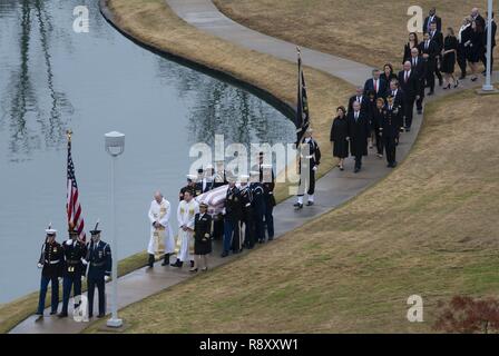 Les membres de l'état conduite Service américain d'inhumation de l'ancien président George H. W. Bush, le 41e président des États-Unis, George Bush Presidential Library Center à la Texas A&M University à College Station, Texas, le 6 décembre 2018. Le service ont été affectés à l'Administration centrale de la Force interarmées de la capitale nationale (RCN), le QGFI-basée à Fort Lesley J. McNair, Washington, D.C. Le QGFI-RCN inclut l'armée américaine District militaire de Washington, Washington district naval, les forces du Corps des Marines de la région de la capitale nationale de l'Armée de l'air, District de Washington, et le secteur de la Garde côtière des États-Unis Baltimore. Banque D'Images