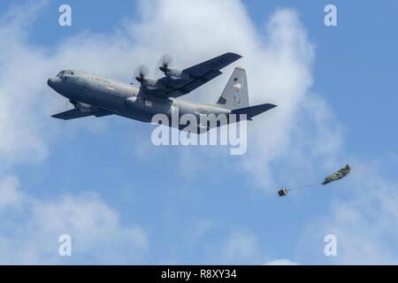 En faveur de l'ensemble est reliés, largués d'un C-130J Super Hercules à Noël 2018 Opération Drop à Andersen Air Force Base, Guam, 7 décembre 2018. Grâce à la formation du LCLA parachutages sur les zones de dépôt non arpentées aux côtés de nos partenaires internationaux ; le Japon Air-Self Jietai Koku (Force de défense) et de la Royal Australian Air Force, l'US Air Force est en mesure de maintenir la paix et la stabilité dans la région Indo-Pacifique. Banque D'Images