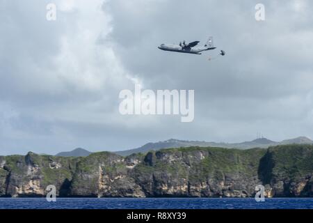 En faveur de l'ensemble est reliés, largués d'un C-130J Super Hercules au cours de l'Opération Goutte de Noël 2018 à Andersen Air Force Base, Guam, 7 décembre 2018. Chaque année, l'OCD sert de terrain d'essai pour les techniques utilisées et partagées entre l'US Air Force et ses partenaires régionaux en vue de répondre aux catastrophes naturelles. Banque D'Images