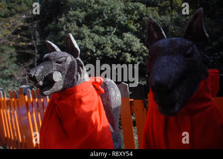 Les renards de pierre gardien au Sanctuaire Fushimi Inari Taisha, Inari, Kyoto, Japon. Banque D'Images