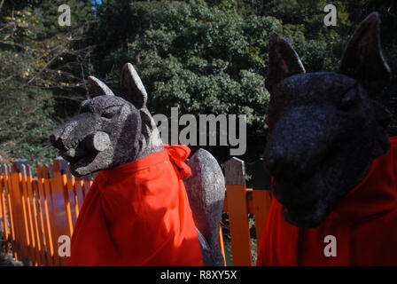 Les renards de pierre gardien au Sanctuaire Fushimi Inari Taisha, Inari, Kyoto, Japon. Banque D'Images