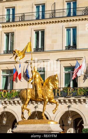 France, Paris, place des Pyramides, la statue de Jeanne d'Arc Banque D'Images
