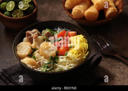 Soto Mif Bogor. Soupe aux nouilles boeuf soundanais de Bogor, Java ouest. Populaire en Bogor et Jakarta. Banque D'Images