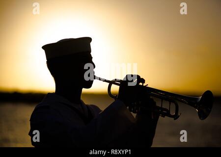 PEARL HARBOR (déc. 7, 2018) Matelot musicien joue 'pre' au cours de l'USS Utah Memorial Cérémonie du crépuscule. L'USS Utah Sunset Memorial cérémonie rend hommage à la perte de l'USS Utah (AG-16) et 58 membres d'équipage. L'Utah a été le premier navire torpillé lors de l'attaque sur Pearl Harbor le 7 décembre 1941. Frappé par deux torpilles, le navire a chaviré et a coulé en 12 minutes. Banque D'Images