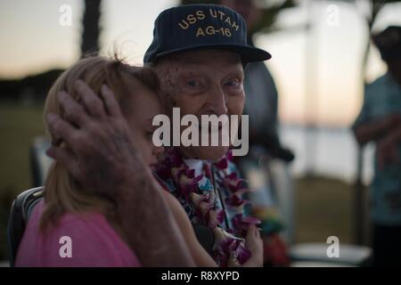 PEARL HARBOR (déc. 7, 2018) Pearl Harbor survivant attaque Gilbert Myer, affectés à l'USS Utah (AG-16) au cours du temps, de l'attaque, est adopté au cours de l'USS Utah Memorial Cérémonie du crépuscule. L'USS Utah Sunset Memorial cérémonie rend hommage à la perte de l'USS Utah (AG-16) et 58 membres d'équipage. L'Utah a été le premier navire torpillé lors de l'attaque sur Pearl Harbor le 7 décembre 1941. Frappé par deux torpilles, le navire a chaviré et a coulé en 12 minutes. Banque D'Images