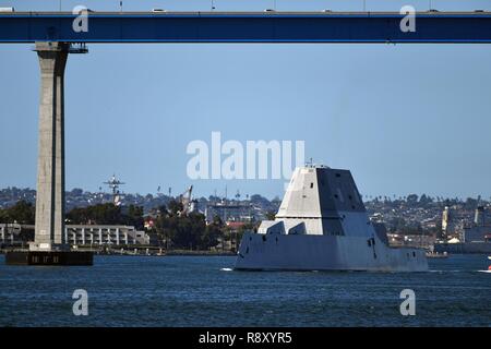 La baie de SAN DIEGO - (31 déc. 7, 2018) l'unité Michael Monsoor Pre-Commissioning DDG (1001) sous le Coronado Bridge dans la baie de San Diego, le 7 décembre. L'avenir USS Michael Monsoor est le deuxième navire de la classe Zumwalt de destroyers lance-missiles et feront l'objet d'une lutte contre la disponibilité et période d'essai. Le navire devrait être mise en service au sein de la Marine le 26 janvier 2019, à Coronado, en Californie. Banque D'Images