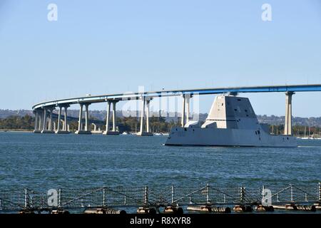 SAN DIEGO HARBOR - (31 déc. 7, 2018) l'unité Michael Monsoor Pre-Commissioning DDG (1001) sous le Coronado Bridge dans la baie de San Diego, le 7 décembre. L'avenir USS Michael Monsoor est le deuxième navire de la classe Zumwalt de destroyers lance-missiles et feront l'objet d'une lutte contre la disponibilité et période d'essai. Le navire devrait être mise en service au sein de la Marine le 26 janvier 2019, à Coronado, en Californie. Banque D'Images