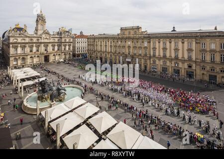 France, Rhône, Lyon, la Presqu'île, site historique classé au Patrimoine Mondial de l'UNESCO, la place des Terreaux, Hôtel de Ville et le Palais des Beaux Arts pendant la biennale de la danse Banque D'Images