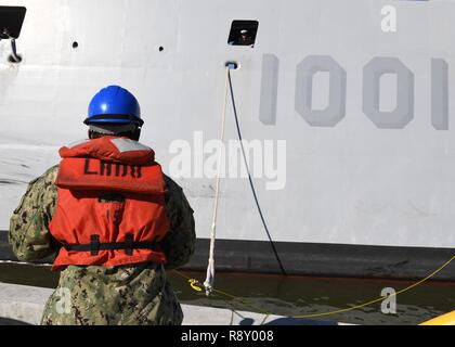 La base navale de SAN DIEGO - (31 déc. 7, 2018) d'un membre de l'ombre, TyQuez affectés à d'assaut amphibie USS Makin Islad (DG 8), se retire dans une ligne de mouillage de l'unité Michael Monsoor Pre-Commissioning DDG (1001) qu'il moors à base navale de San Diego, le 7 décembre. L'avenir USS Michael Monsoor est le deuxième navire de la classe Zumwalt de destroyers lance-missiles et feront l'objet d'une lutte contre la disponibilité et période d'essai. Le navire devrait être mise en service au sein de la Marine le 26 janvier 2019, à Coronado, en Californie. Banque D'Images