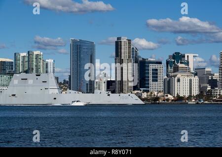 SAN DIEGO (déc. 7, 2018) missiles de l'Pre-Commissioning (PCU) Michael Monsoor (DDG) 1001 les transits de la baie de San Diego. L'avenir USS Michael Monsoor est le deuxième navire de la classe Zumwalt de destroyers lance-missiles et feront l'objet d'une lutte contre la disponibilité et période d'essai. Le navire devrait être mise en service au sein de la Marine le 26 janvier 2019, à Coronado, en Californie. Banque D'Images